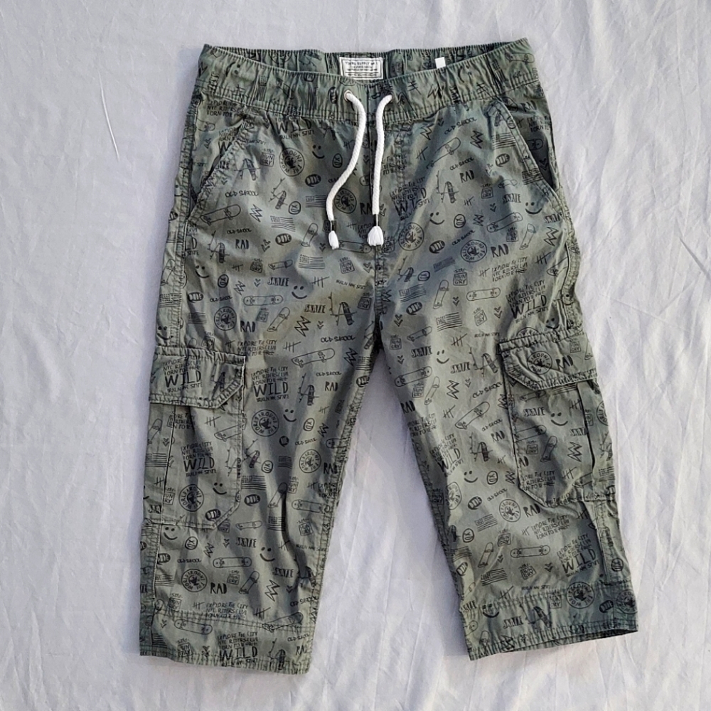 Skater-Boy Print Cargo Shorts EUC